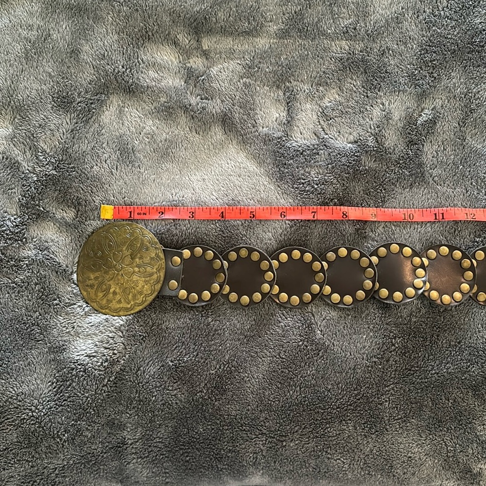 Hollister brown belt with gold tone accents. Adjustable. Super cute. Size M/L